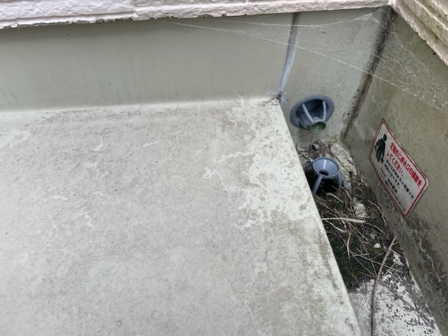 ベランダ床面の劣化状況と排水口まわりの汚れを確認した現地写真