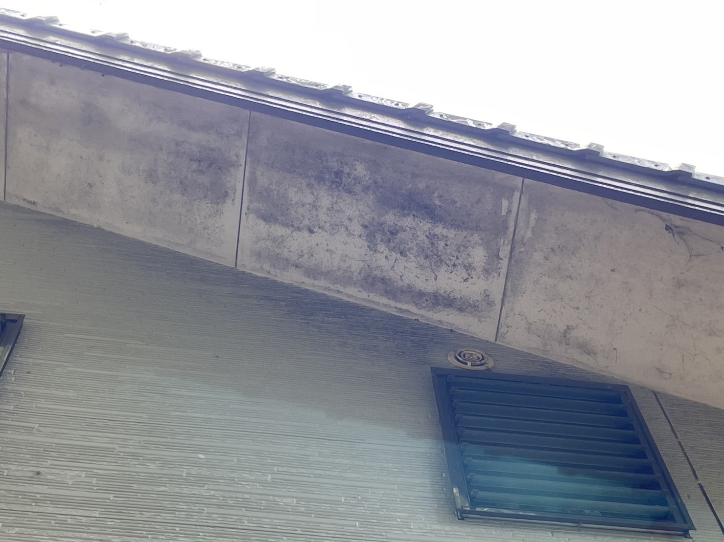 住宅の軒天に黒ずみや変色が広がっている実際の劣化写真