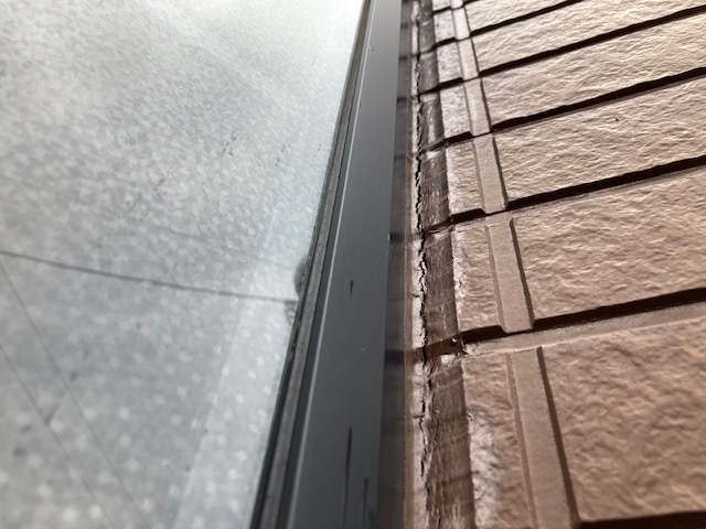 愛西市 マンション外壁 サッシまわりのシーリング劣化
