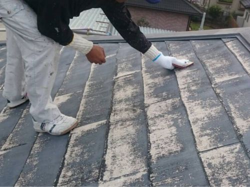 屋根　下地処理　ケレン作業中