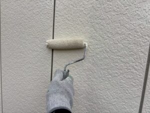 愛西市 O様邸 サイディング外壁 上塗り作業中