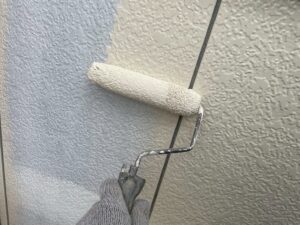 愛西市 O様邸 サイディング外壁 中塗り作業の様子