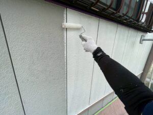 愛西市 O様邸 サイディング外壁 下塗り作業の様子