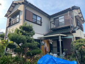 愛西市 O様邸 外壁塗装 施工前の全景（トタン＋サイディング）
