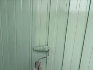 愛西市 O様邸 トタン外壁 上塗り作業中
