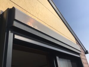 愛西市T様邸 シャッターボックスの色あせと塗膜劣化の状況