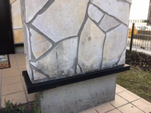 愛西市T様邸 外部の柱に汚れが付着し防水性が低下している状態